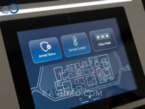 close-up-de-un-panel-de-control-de-seguridad-de-alta-tecnologia-con-dashboard-estado-armado-clima-y-video